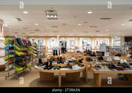 Die Schuhabteilung zeigt die Herbstlinie modischer Stiefel, Heels und Sneakers in Dillard's Kaufhaus in Wichita, Kansas, USA. Stockfoto