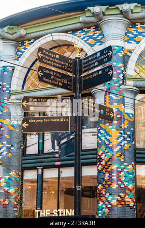 Dagelijkse Groenmarkt den Haag, Niederlande - 17. Oktober 2023: Touristeninformationsschild vor dem farbenfrohen Sting Ladengebäude in der Nähe Stockfoto