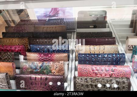 Eine Auswahl an farbenfrohen Clutch-Geldbörsen und Handtaschen in Dillards Kaufhaus, im Zubehörgang. Wichita, Kansas, USA. Stockfoto