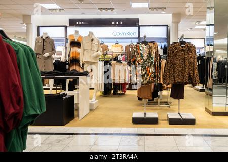 Die Bekleidungsabteilung von Calvin Klein in Dillard's Kaufhaus bietet gehobene Waren in Wichita, Kansas, USA Stockfoto