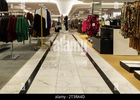 Das Innere des Kaufhauses Dillard's, einem exklusiven Geschäft mit Kleidung, Accessoires und Haushaltswaren in Wichita, Kansas, USA. Kleidergang. Stockfoto