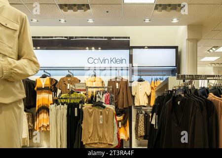 Die Bekleidungsabteilung von Calvin Klein in Dillard's Kaufhaus bietet gehobene Waren in Wichita, Kansas, USA Stockfoto