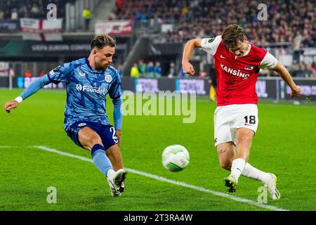 ALKMAAR - (l-r) Matty Cash von Aston Villa FC, David Moller Wolfe von AZ Alkmaar während des Gruppenspiels der UEFA Conference League zwischen AZ Alkmaar und Aston Villa FC im AFAS-Stadion am 26. Oktober 2023 in Alkmaar, Niederlande. ANP ED VAN DE POL Stockfoto