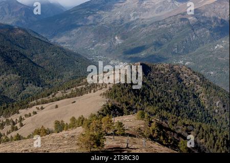 Oberes Maira-Tal. Herbstpanorama, mit Sonne und Nebel, auf den Gipfeln der Cottischen Alpen, (Piemont, Italien) Stockfoto