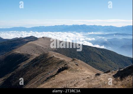 Oberes Maira-Tal. Herbstpanorama, mit Sonne und Nebel, auf den Gipfeln der Cottischen Alpen, (Piemont, Italien) Stockfoto