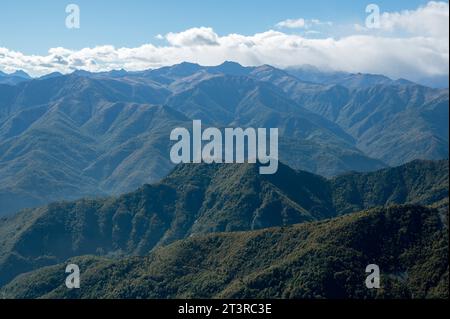 Oberes Maira-Tal. Herbstpanorama, mit Sonne und Nebel, auf den Gipfeln der Cottischen Alpen, (Piemont, Italien) Stockfoto