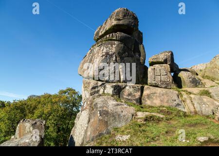 Robin Hood's Stride (auch bekannt als Mock Beggar's Mansion) ist eine Felsformation am Kalksteinweg in Derbyshire nahe dem Dorf Elton Stockfoto