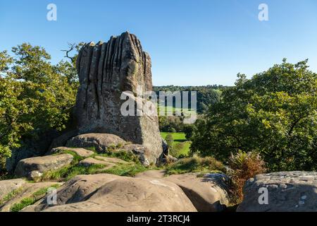 Robin Hood's Stride (auch bekannt als Mock Beggar's Mansion) ist eine Felsformation am Kalksteinweg in Derbyshire nahe dem Dorf Elton Stockfoto