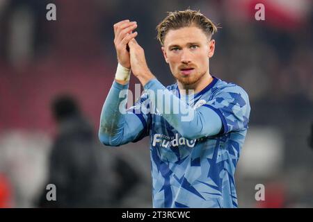 Alkmaar, Niederlande. Oktober 2023. ALKMAAR, NIEDERLANDE - 26. OKTOBER: Matty Cash von Aston Villa FC applaudiert den Fans während des Gruppenspiels E – UEFA Europa Conference League 2023/24 zwischen AZ Alkmaar und Aston Villa FC im AFAS Stadion am 26. Oktober 2023 in Alkmaar, Niederlande. (Foto von Rene Nijhuis/Orange Pictures) Credit: Orange Pics BV/Alamy Live News Stockfoto