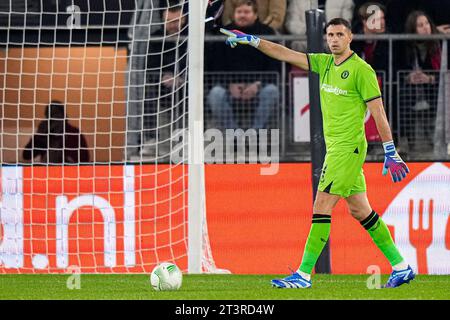 Alkmaar, Niederlande. Oktober 2023. ALKMAAR, NIEDERLANDE - 26. OKTOBER: Torhüter Emiliano Martinez von Aston Villa FC Gesten mit Finger während des Gruppenspiels E - UEFA Europa Conference League 2023/24 zwischen AZ Alkmaar und Aston Villa FC im AFAS Stadion am 26. Oktober 2023 in Alkmaar, Niederlande. (Foto von Patrick Goosen/Orange Pictures) Credit: Orange Pics BV/Alamy Live News Stockfoto