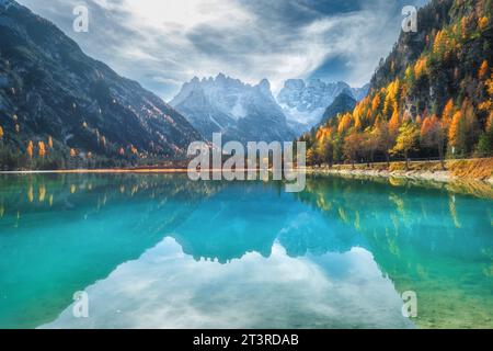 Bergsee mit Reflexion am sonnigen Herbsttag Stockfoto