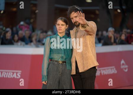 Rom, Italien. Oktober 2023. ROM, ITALIEN - 22. OKTOBER: Carlotta Gamba und Fabio D'Innocenzo nehmen während des 18. ROM Filmfestivals im Auditorium Parco Della Musica am 22. Oktober 2023 in Rom, Italien, auf einem roten Teppich für den Film Nuovo Olimpo Teil. (Foto: Luca Carlino/NurPhoto)0 Credit: NurPhoto SRL/Alamy Live News Stockfoto