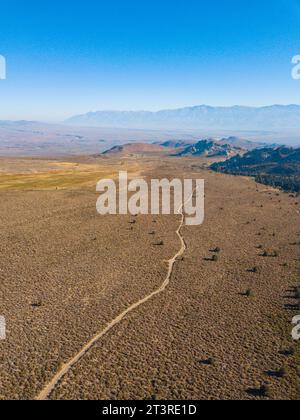 Luftaufnahmen der östlichen Sierra Nevada Mountains mit Drohne im Herbst. Blauer Himmel und gelbes Herbstlaub. Stockfoto