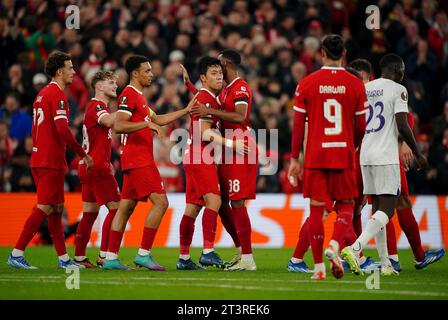 Der Liverpool-Spieler Wataru Endo (Mitte links) feiert das zweite Tor des Spiels während des Gruppenspiels der UEFA Europa League in Anfield, Liverpool. Bilddatum: Donnerstag, 26. Oktober 2023. Stockfoto