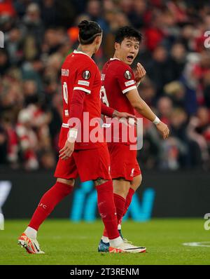 Liverpool's Wataru Endo (rechts) feiert das zweite Tor seiner Mannschaft während des Gruppenspiels der UEFA Europa League in Anfield, Liverpool. Bilddatum: Donnerstag, 26. Oktober 2023. Stockfoto