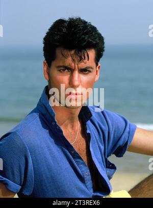 Außenporträt eines jungen Mannes am Strand. Stockfoto