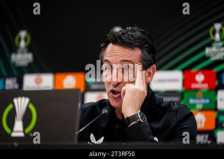 Alkmaar, Niederlande. Oktober 2023. ALKMAAR, NIEDERLANDE - 26. OKTOBER: Cheftrainer Unai Emery von Aston Villa FC nimmt am 26. Oktober 2023 im AFAS Stadion in Alkmaar, Niederlande, an einer Pressekonferenz Teil, nachdem das Spiel der Gruppe E - UEFA Europa Conference League 2023/24 zwischen AZ Alkmaar und Aston Villa FC stattgefunden hat. (Foto von Rene Nijhuis/Orange Pictures) Credit: Orange Pics BV/Alamy Live News Stockfoto