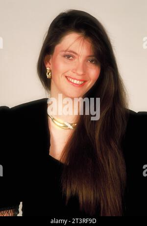 Atelierporträt einer jungen Frau im schwarzen Abendkleid. Stockfoto