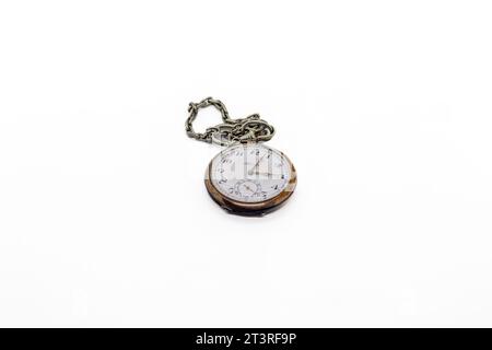 Alte Vintage Taschenuhr isoliert auf weiß Stockfoto