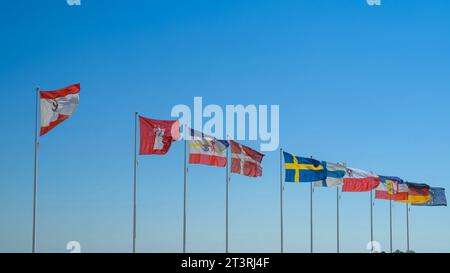 Nationale und internationale Flaggen winken im Wind Stockfoto