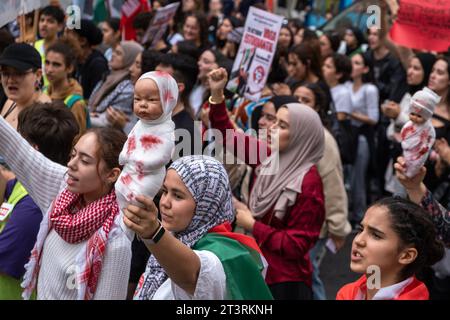 Barcelona, Spanien. Oktober 2023. Demonstranten werden bei der Demonstration gesehen, wie sie eine Puppe mit Bandagen und Blut tragen, die ein Baby simuliert, das durch Bomben in Palästina verletzt wurde. Hunderte von jungen Studenten, die von der Studentenunion aufgerufen wurden, haben im Zentrum Barcelonas Solidarität mit dem palästinensischen Volk demonstriert. (Foto: Paco Freire/SOPA Images/SIPA USA) Credit: SIPA USA/Alamy Live News Stockfoto