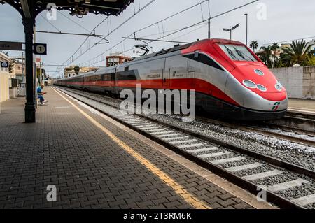 Ein Hochgeschwindigkeitszug von Trenitalia FRECCIAROSSA fährt durch Monopoli, den Bahnhof in Italien. Frecciarossa-Hochgeschwindigkeitszüge sind in der Lage, Geschwindigkeiten zu verringern Stockfoto