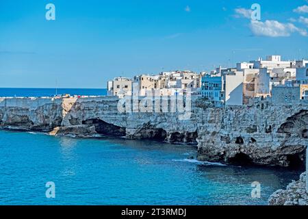 Die Stadt Polignano a Mare, Italien, umgeben vom kristallklaren Wasser der Adria. Stockfoto
