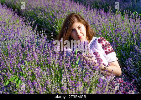 Porträt einer Frau im Lavendelfeld Stockfoto