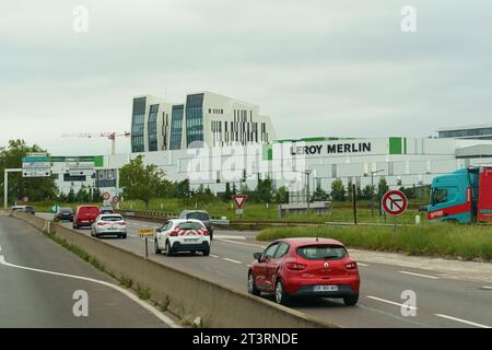 Vienne, Frankreich - 16. Mai 2023: Leroy Merlin Store, großes Schild. Französisches Einzelhandelsunternehmen, Heimwarengeschäft in Vienne. Stockfoto