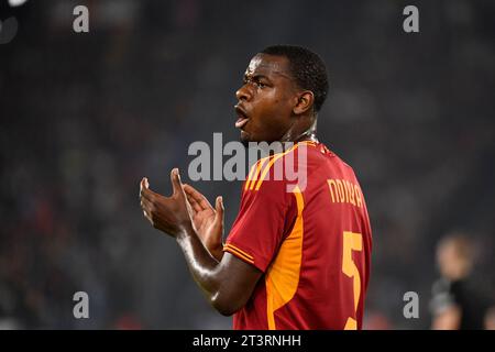 Rom, Italien. Oktober 2023. Evan N’Dicka von AS Roma während des Europa League Group G Fußballspiels zwischen AS Roma und SK Slavia Prag im Olimpico-Stadion in Rom (Italien), 26. Oktober 2023. Quelle: Insidefoto di andrea staccioli/Alamy Live News Stockfoto