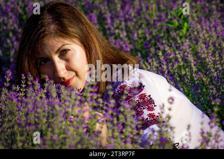 Porträt einer Frau im Lavendelfeld Stockfoto