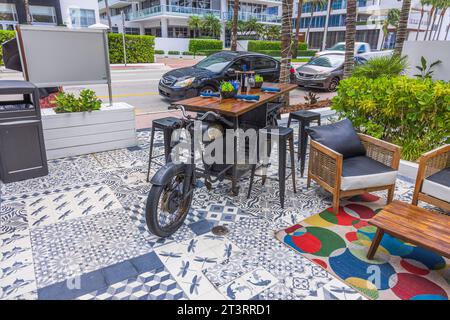 Wunderschöne Aussicht am motorradförmigen Tisch in einer Taverne an der Straße, die einzigartige Atmosphäre im Freien einfängt. Miami Beach. Stockfoto