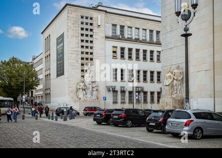 Neoklassizistische Statuen an der Seite der modernistischen Gebäude der Universität von Coimbra, Portugal am 13. Oktober 2023 Stockfoto