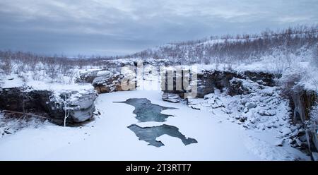 Schneebedeckter Abisko Canyon im Winter im Abisko National Park, märchenhaft Stockfoto