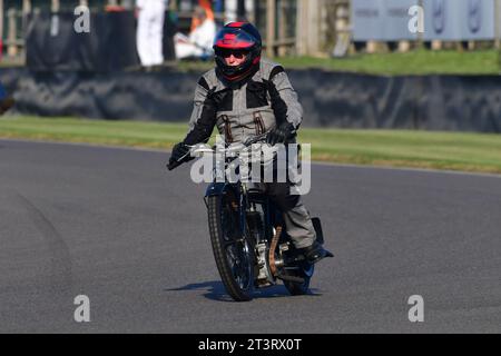 1935 490 ccm Norton, Track Parade - Motorradfeier, ca. 200 Motorräder auf den Runden der Morgenparade, darunter Beiwagen-Outfits und Motortri Stockfoto