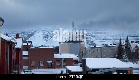 Der Blick auf Kiruna mit dem Bergberg im Hintergrund Stockfoto