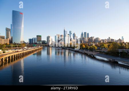 Skyline im Herbst hinter dem Schuylkill River Boardwalk am Morgen - I 76 in View, Philadelphia, Pennsylvania, USA Stockfoto