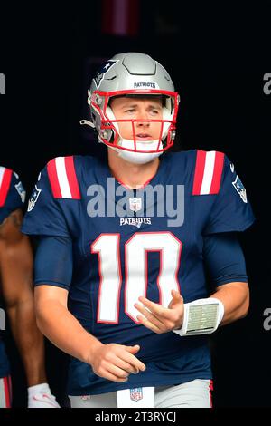 Foxborough, Massachusetts, USA. Oktober 2023. ; New England Patriots Quarterback Mac Jones (10) geht aus dem Tunnel für ein Spiel gegen die Buffalo Bills in Foxborough, Massachusetts. Eric Canha/Cal Sport Media/Alamy Live News Stockfoto