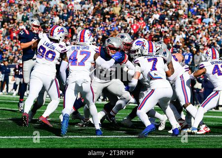 Foxborough, Massachusetts, USA. Oktober 2023. Der New England Patriots Tight End Pharaoh Brown (86) blockierte die Buffalo Bills während der ersten Halbzeit in Foxborough, Massachusetts. Eric Canha/Cal Sport Media/Alamy Live News Stockfoto