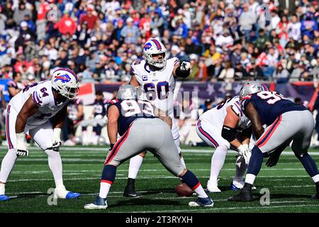 Foxborough, Massachusetts, USA. Oktober 2023. Mitch Morse (60) signalisiert in der ersten Halbzeit gegen die New England Patriots in Foxborough, Massachusetts. Eric Canha/Cal Sport Media/Alamy Live News Stockfoto