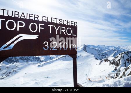 Alpendorf mit Schneeberg im Hintergrund Stockfoto