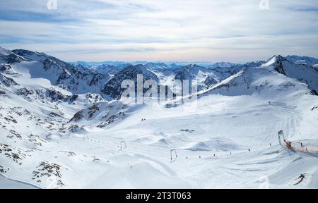 Panoramablick auf die schneebedeckten Alpen mit Skipisten, Stubaier Gletscher Stockfoto