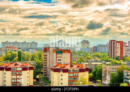 Panoramablick von oben auf ein modernes Wohnviertel in der Stadt Penza Stockfoto