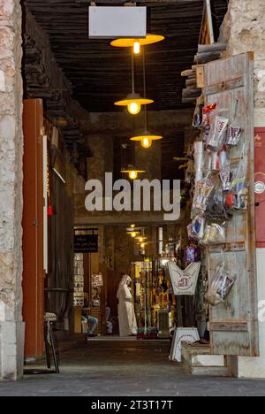 Der Souq Waqif Basar oder Markt in der Altstadt von Doha in Katar. Der Souq Waqif Basar oder Markt in der Altstadt von Doha in Katar. Stockfoto