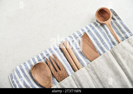 Set umweltfreundlicher Reiseessgeräte aus Bambus, Alternative zu Einwegkunststoffen, in einem Muster angeordnet, Holzbesteck, Blick von oben Stockfoto
