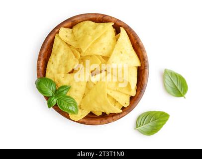 Tortilla oder Nacho Chips in Holzschale mit Basilikum isoliert auf weißem Hintergrund Stockfoto