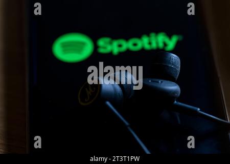 26.10.2023, Musikstreaming mit Spotify auf dem iPhone von Apple. Bei Spotify kann man sich Online Lieder anhören für unterwegs. 26.10.2023, Spotify 26.10.2023, Spotify *** 26 10 2023, Musik-Streaming mit Spotify auf Apples iPhone mit Spotify, Online-Songs unterwegs hören 26 10 2023, Spotify 26 10 2023, Spotify Credit: Imago/Alamy Live News Stockfoto