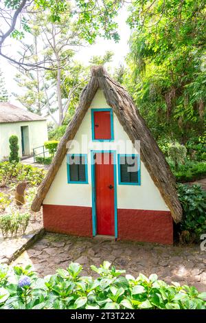 Traditionelles, strohgedecktes Madeirense-Haus in Jardim Botânico da Madeira (Botanischer Garten Madeira), Monte, Funchal, Madeira, Portugal Stockfoto