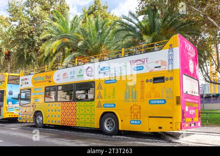 Gelber Bus Sightseeing-Reisebus an der Uferpromenade der Stadt, Avenue do Mar, Funchal, Madeira, Portugal Stockfoto