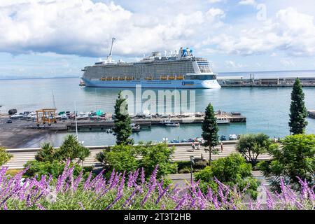 Royal Caribbean 'Anthem of the Seas' Kreuzfahrtschiff am Liegeplatz, Funchal, Madeira, Portugal Stockfoto